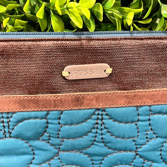 FOSSIL QUILTED FLOWER PRNT/LEATHER OUTSIDE w/WAX LINED FABRIC INSIDE TABLET CASE - Picture 2 of 9